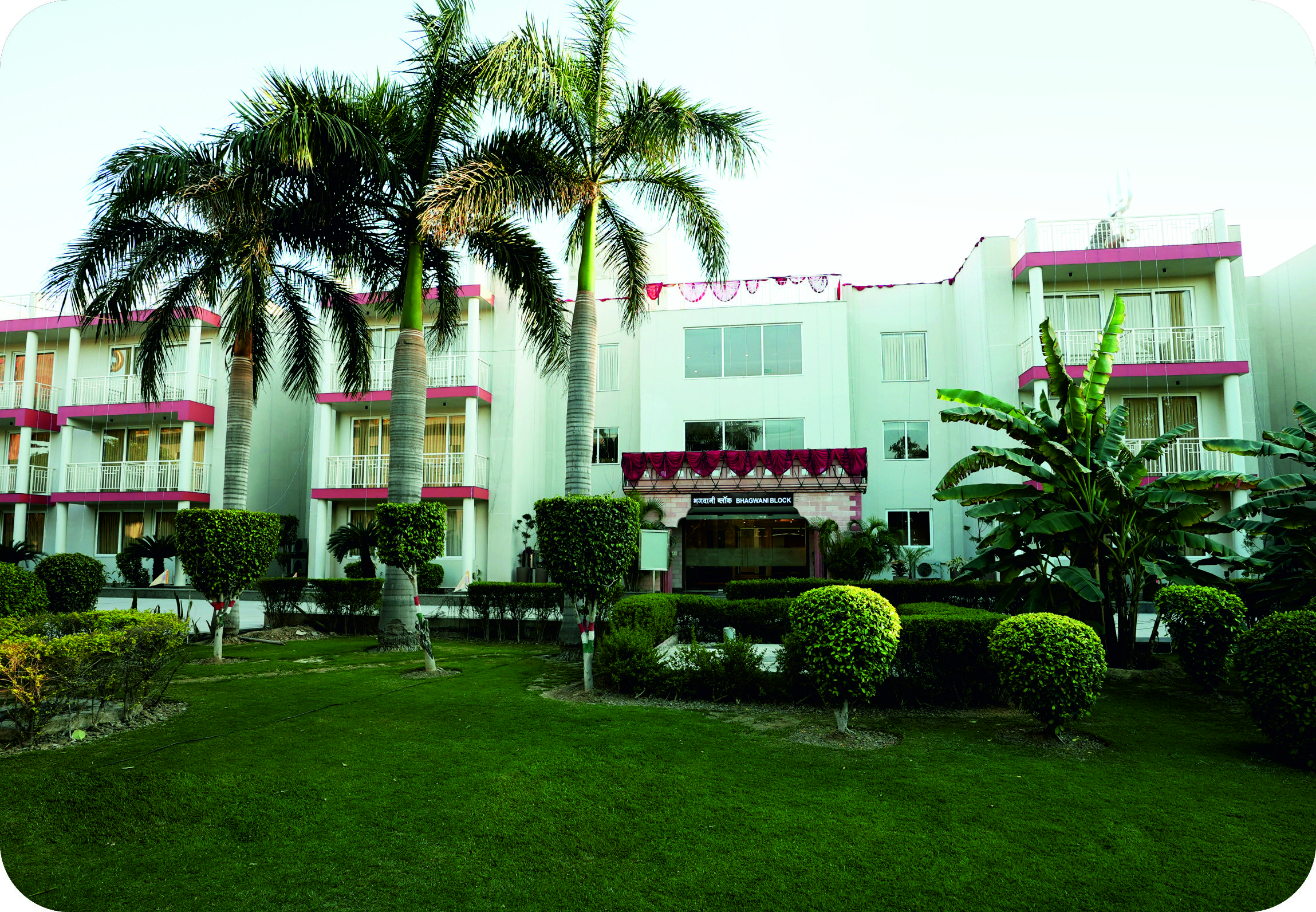 stay adjacent to the Chaar Dham Temple Vrindavan